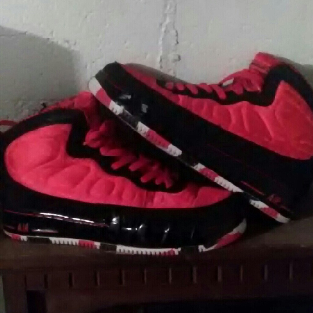 NIKE BLACK RED JORDANS